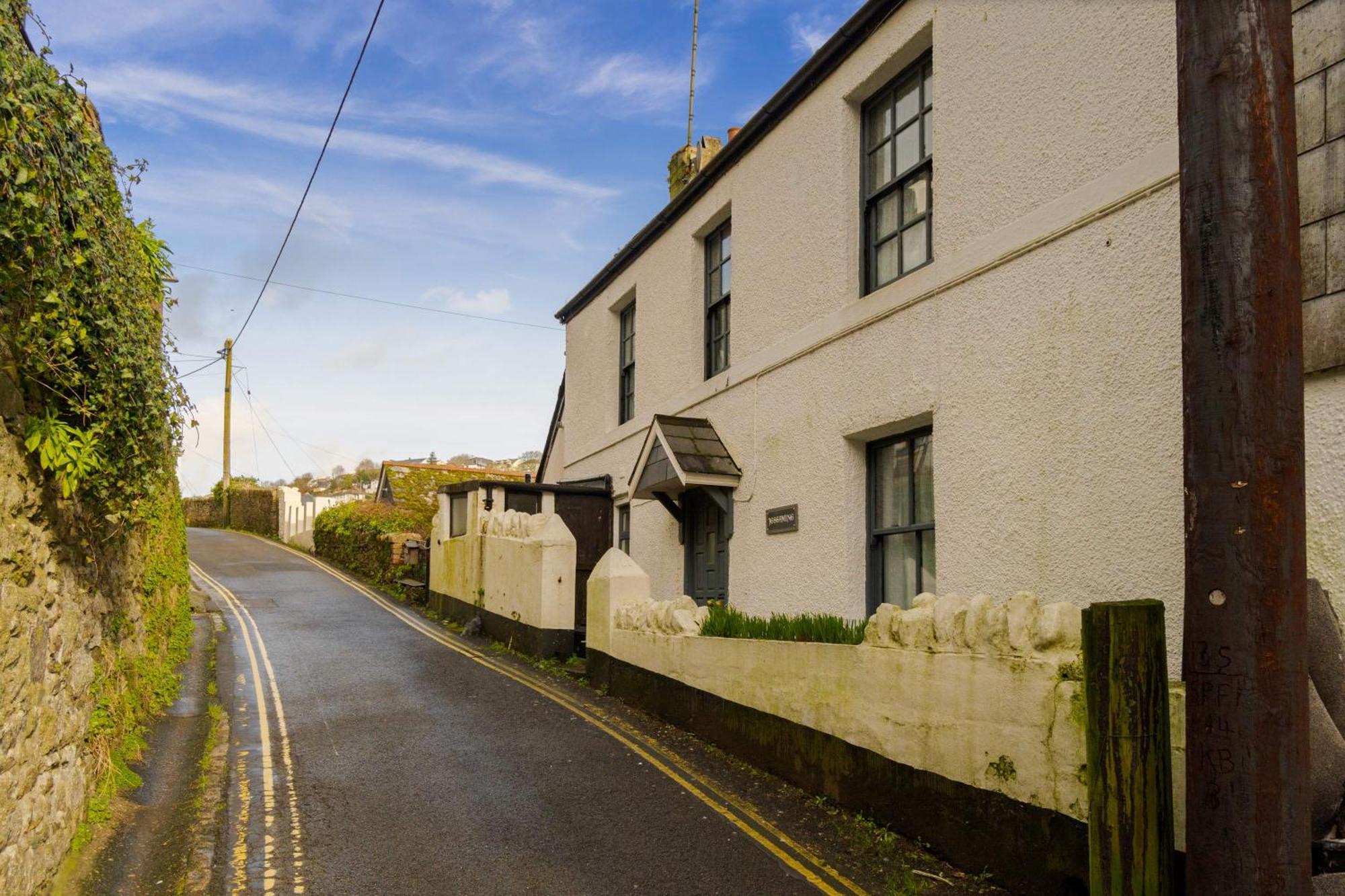 Jessamine: Restored Fisherman's Close To Looe's Harbour * Looe